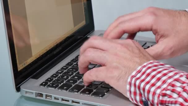 Laptop-Tastatur arbeitet hart - Filmmaterial, Video