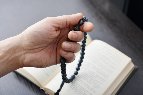 Hand with rosary beads - Zdjęcie, obraz