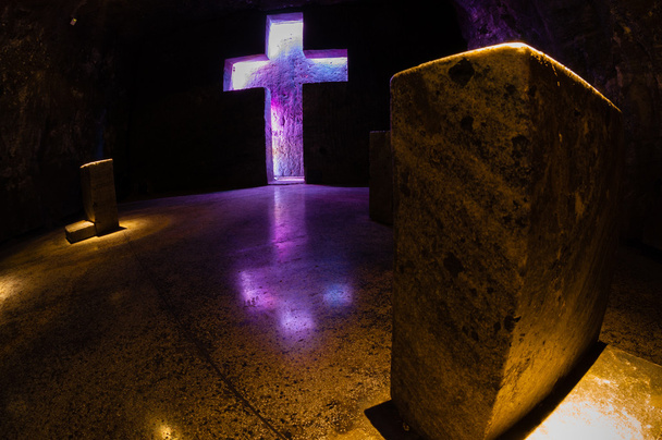 Ταφόπλακα και σταυρό με μοβ φως σε Καθεδρικός από αλάτι Zipaquira - Φωτογραφία, εικόνα