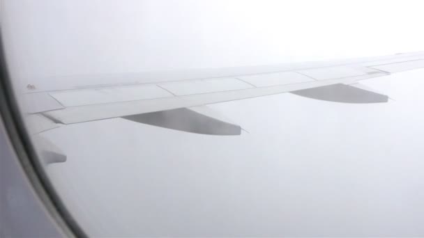 Uçak pencere görünümüne mavi gökyüzü ve bulutlar. Ulaşım - Video, Çekim