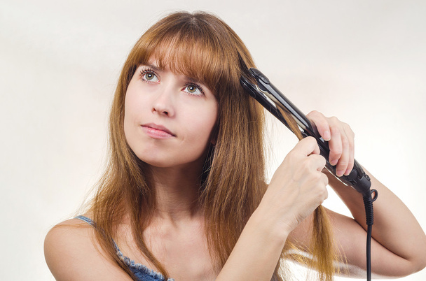 Жінка виправляє волосся соски
 - Фото, зображення