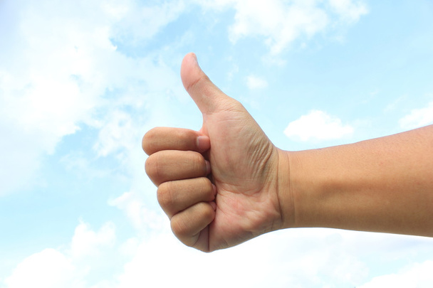 рука с большим пальцем на фоне неба - Фото, изображение