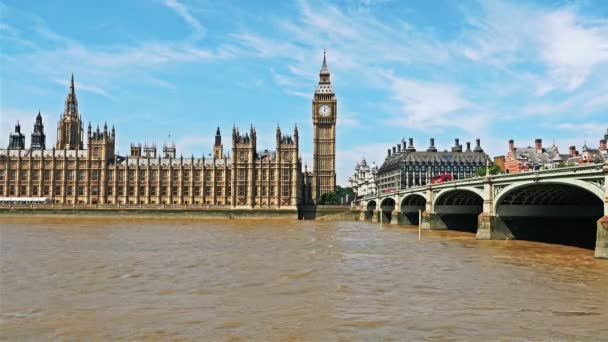 Pohled na Big ben, dům parlamentu a řeku Temži v Londýně. Autobusy, auta a chodce přes most Westminster v Londýně - Záběry, video