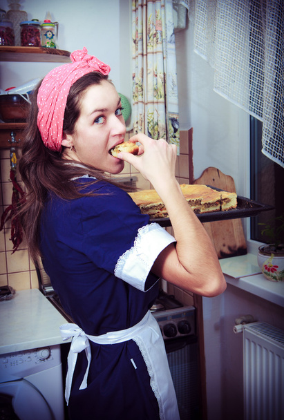 Young housewife with pie in kitchen - Fotografie, Obrázek