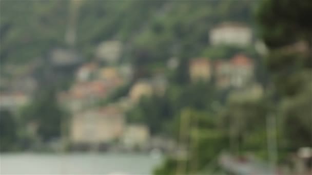 Charmante uitzicht op een kleine Italiaanse stad door het Comomeer. Long shot - Video