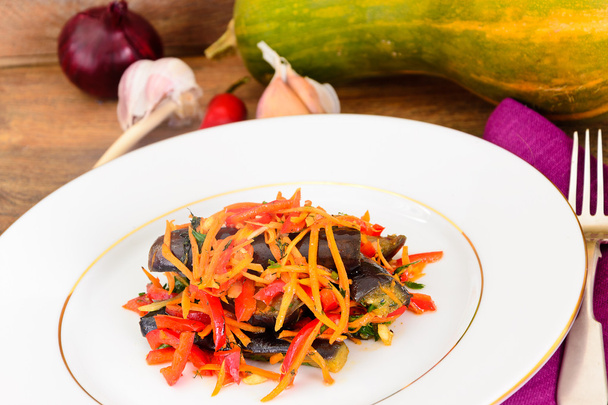ダイエットと健康に良い食べ物: 茄子、サラダ ニンジン. - 写真・画像