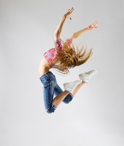 Young modern dancing girl in jeans - Foto, afbeelding