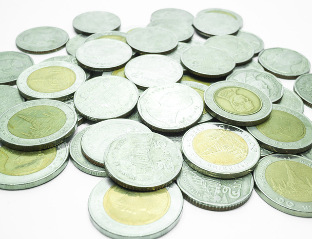 Группа монет Тайского бата на белом фоне стола
 - Фото, изображение