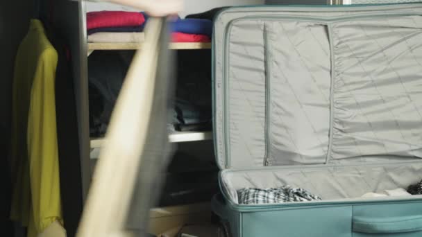 La mujer empaca una maleta
 - Metraje, vídeo