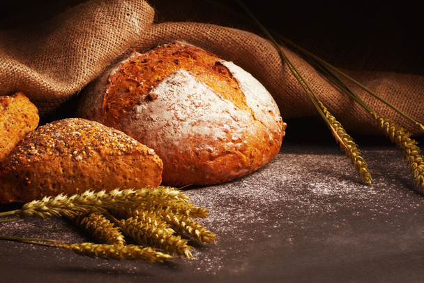 Świeżo upieczony tradycyjny chleb  - Zdjęcie, obraz