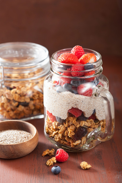 granola casera y pudín de semilla de chía con desayuno saludable de bayas
 - Foto, imagen