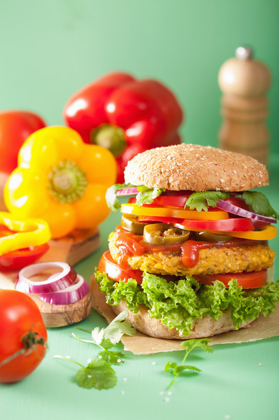 Gemüse-Kichererbsen-Mais-Burger mit Paprika-Jalapeño-Zwiebel - Foto, Bild