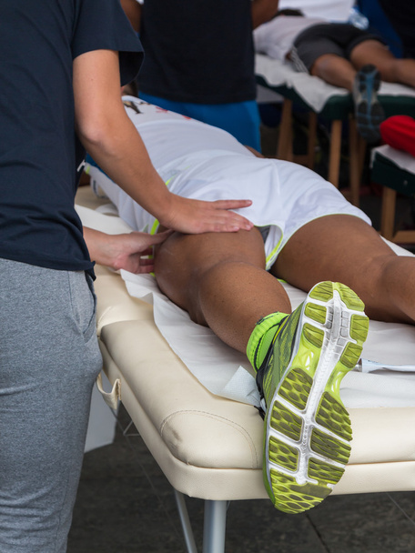 Massagem muscular de atleta após treino desportivo
 - Foto, Imagem