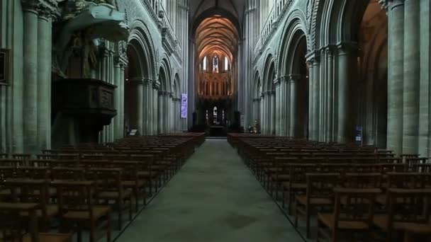 Flycam der Innenansicht einer antiken Kirche. Frankreich, honfleur - Filmmaterial, Video