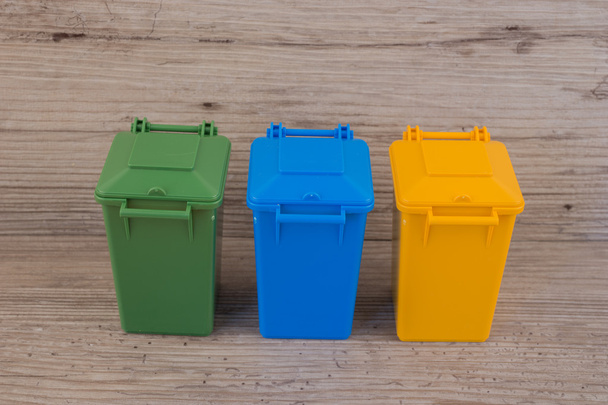 Набір сміттєвих баків для переробки
 - Фото, зображення