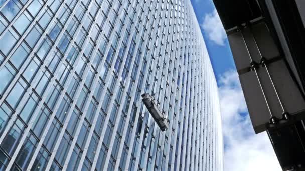 Londra 'da modern bir ofis tırpanının pencerelerini temizleyen işçiler. - Video, Çekim