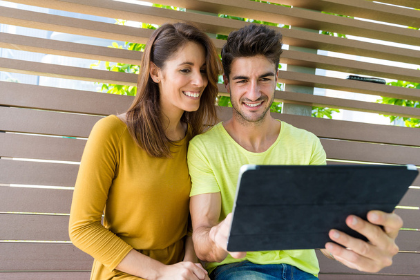 casal caucasiano usando tablet pc
 - Foto, Imagem