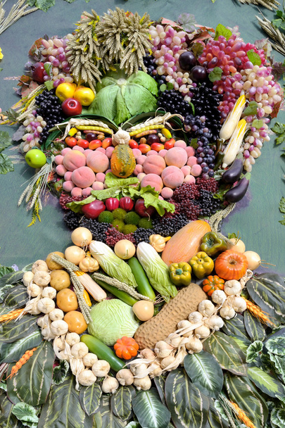 schilderen van een portret van een man uit de oogst van groenten en fruit - Foto, afbeelding