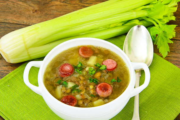 Здоровая и диетическая пища: суп с чечевицей, сельдереем и колбасой
 - Фото, изображение