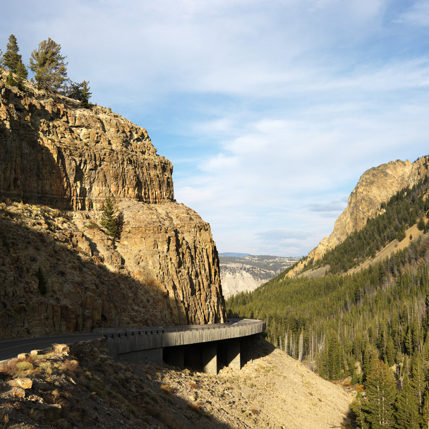 Highway through Wyoming mountains. - Φωτογραφία, εικόνα