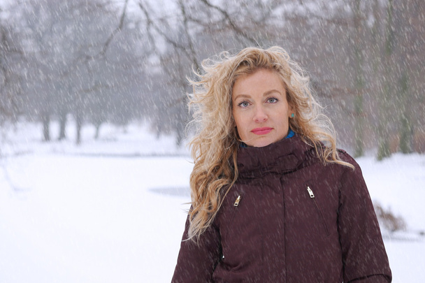 mulher em queda de neve pesada
 - Foto, Imagem