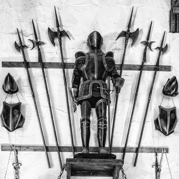 Середньовічна броня з металевими підошвами
. - Фото, зображення