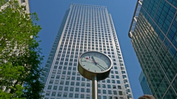Um dos seis relógios públicos correndo em frente ao famoso bloco de escritórios de negócios One Canada Square em Canary Wharf, Londres
 - Filmagem, Vídeo