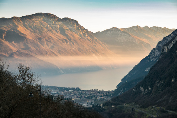 Pôr do sol nas montanhas em torno do Lago de Garda, Itália
. - Foto, Imagem