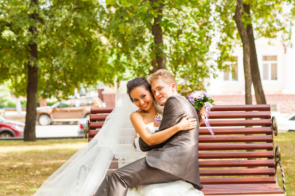 umorismo al matrimonio. sposo seduto sulle ginocchia sposa
 - Foto, immagini