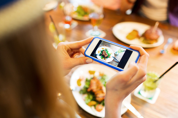 woman photographing food by smartphone - Foto, Bild