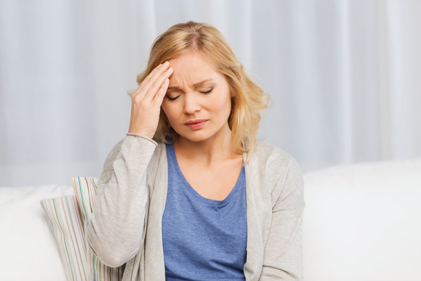 Mujer infeliz que sufre de dolor de cabeza en casa - Foto, imagen