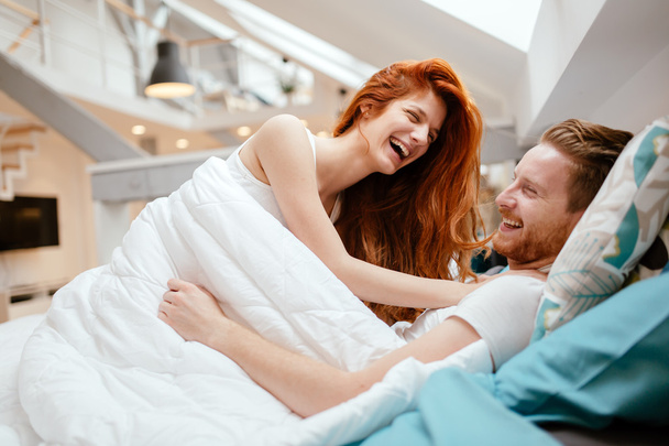 Romantyczna para zakochanych leżąc na łóżku - Zdjęcie, obraz