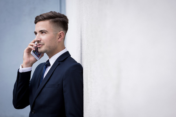 Young businessman and smartphone - Zdjęcie, obraz
