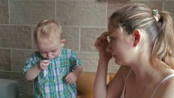 Μητέρα και γιος παίζοντας με πλαστελίνη - Πλάνα, βίντεο