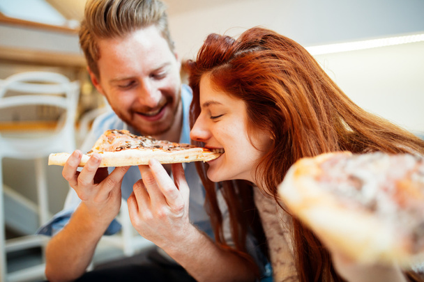 Пара делится пиццей и едой
 - Фото, изображение
