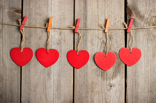 Piros szív lóg a szárítókötél, Valentin nap - Fotó, kép