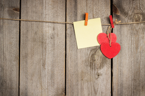 Красное сердце висит на веревке на День Святого Валентина
 - Фото, изображение