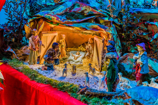 Рождественская сцена, Пресвятая Дева Мария и Святой Иосиф наблюдают за Святым Младенцем Иисусом, пока вол и осел греются, в то время как три мудреца приносят дары из золота, ладана и мирры
 - Фото, изображение
