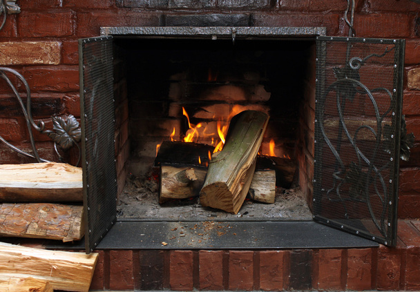 Incendie dans la cheminée en hiver close-up
 - Photo, image
