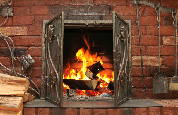 Fogo na lareira em chamas no inverno close-up
 - Foto, Imagem