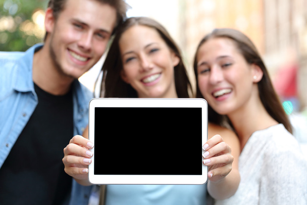 Amici che mostrano uno schermo tablet vuoto
 - Foto, immagini