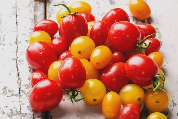Rijpe biologische tomaten - Foto, afbeelding