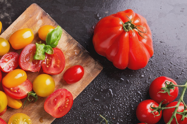 Tomates biologiques mûres
 - Photo, image