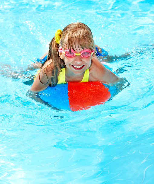 Kind sitzt auf aufblasbarem Ring im Schwimmbad. - Foto, Bild