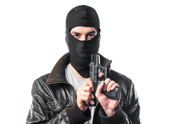 Ladrão atirando com uma pistola
 - Foto, Imagem