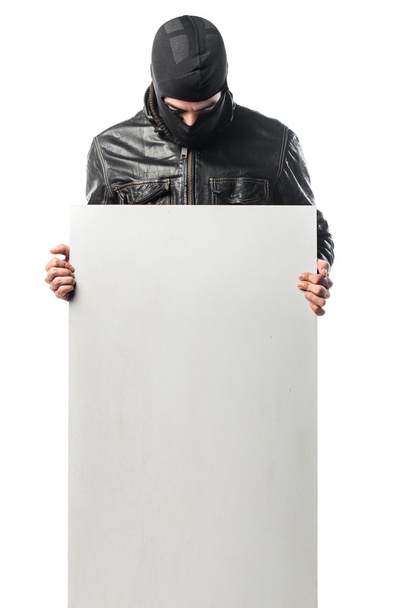 Ladrón sosteniendo un cartel vacío
 - Foto, Imagen