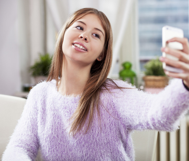 自宅の selfies を作る女の子 - 写真・画像