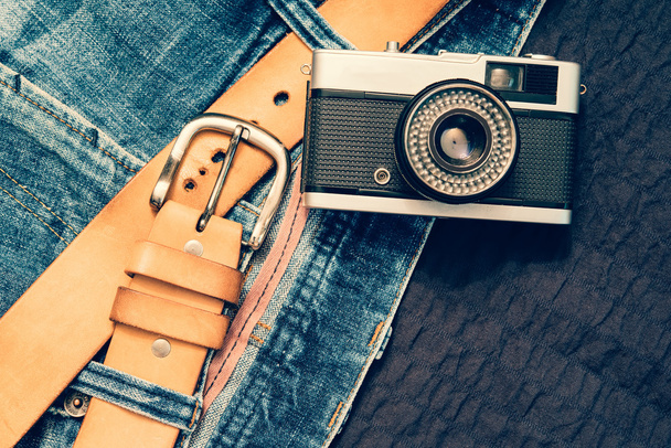 Vintage Jeans mit Gürtel und klassischer Kamera. - Foto, Bild