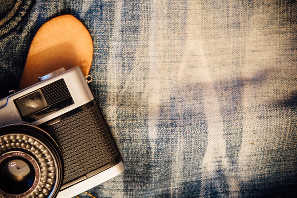 Jeans vintage avec ceinture et caméra classique
. - Photo, image