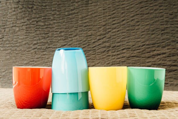 Colorful coffee cups on grunge background - Photo, Image